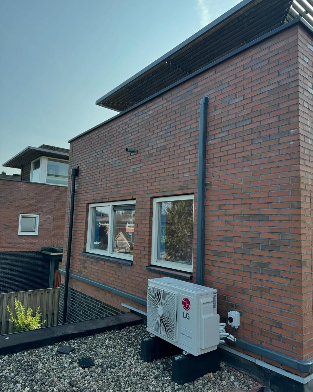 LG airco buitenunit geplaatst bij woning in Drenthe voor efficiënte koeling en verwarming