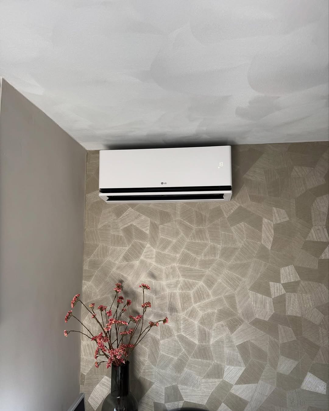 Airco Drenthe: LG airco binnenunit ruimtebesparend en strak gemonteerd in de hoek van de kamer door VV Klimaat.