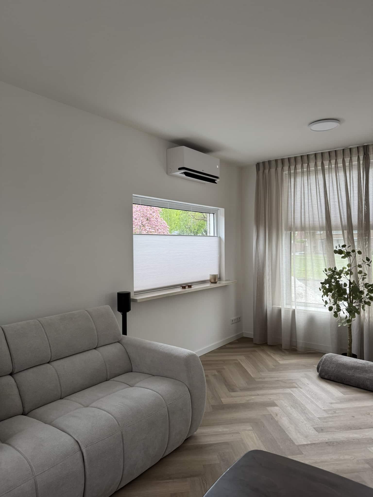 Strak geïnstalleerde airco in woonkamer